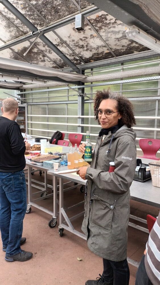 Arbeiten am Gartentag - Helfende im Gartenhaus