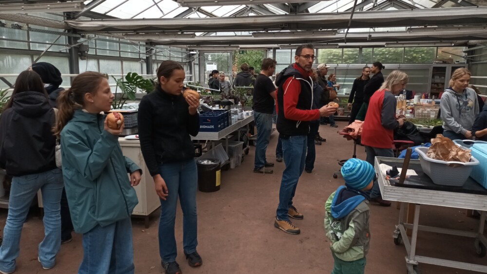 Arbeiten am Gartentag - Gruppenbild im Gartenhaus bei einer Pause
