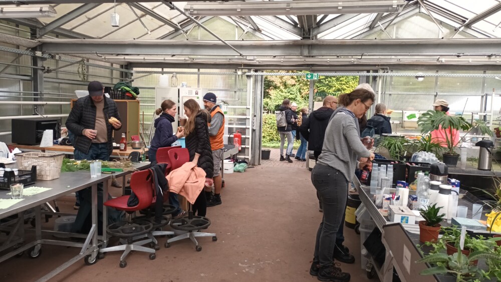 Arbeiten am Gartentag - Gruppenbild im Gartenhaus