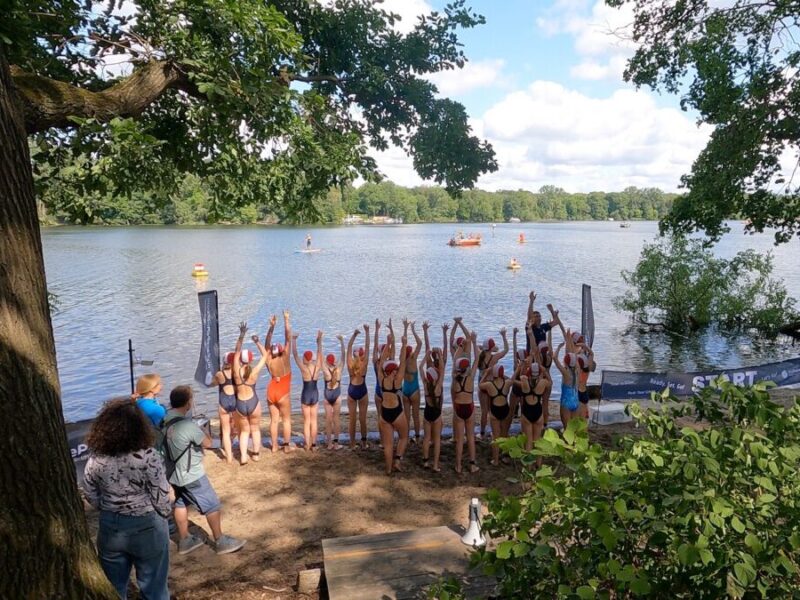 Foto Schwimmen um Scharfenberg Start Mädchengruppe