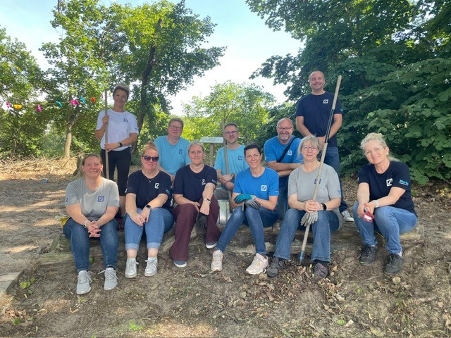 Gruppenfoto Mitarbeiterinnen und Mitarbeiter der Deutschen Bank, Social Day 26