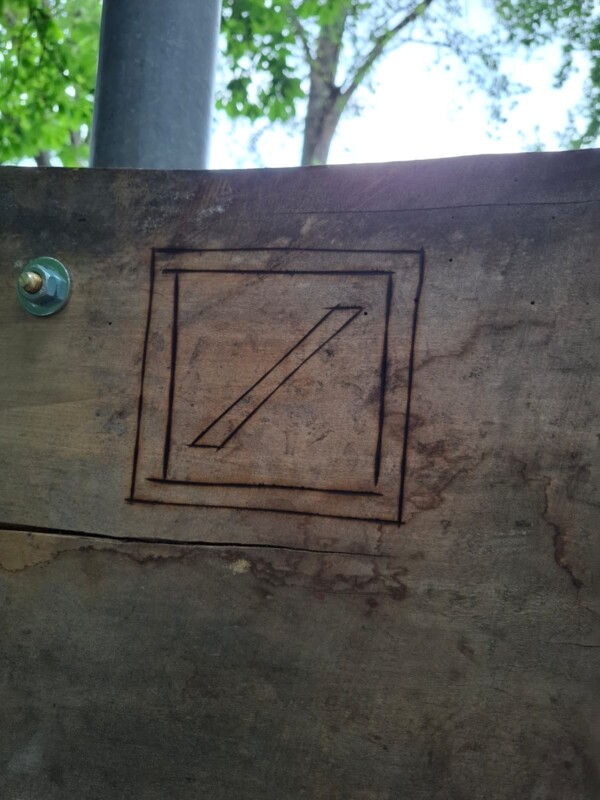 Logo Deutsche Bank in Holz eingeritzt