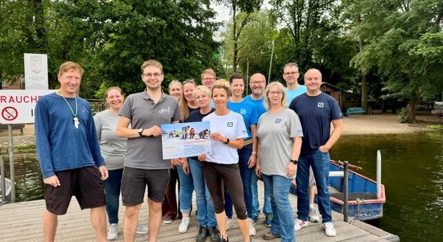 Social Day 2026: Mitarbeiter der Deutschen Bank, Herr Mohr und Herr Riemann nach dem Aufräumen des Wassersportareals