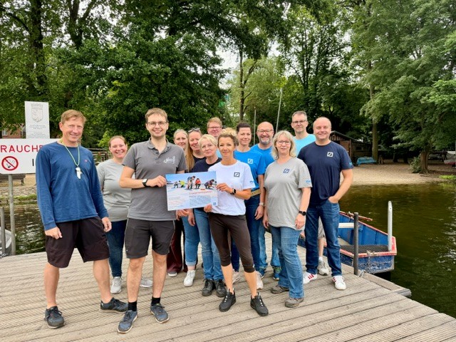 Social Day 2026: Mitarbeiter der Deutschen Bank, Herr Mohr und Herr Riemann nach dem Aufräumen des Wassersportareals