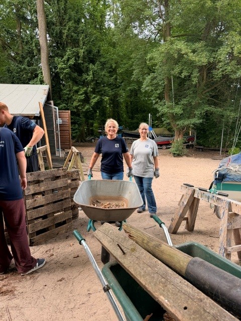 Social Day 2026: Mitarbeiter der Deutschen Bank beim Aufräumen des Wassersportareals