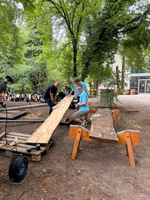Social Day 2026: Mitarbeiter der Deutschen Bank beim Aufräumen des Wassersportareals
